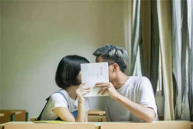 13岁男童偷看“教育片”，妈妈并未训斥，还当起了“知心姐姐”？