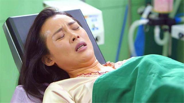 产妇产房内生娃，7岁女儿独自房外等待，孩子的话让护士哽咽