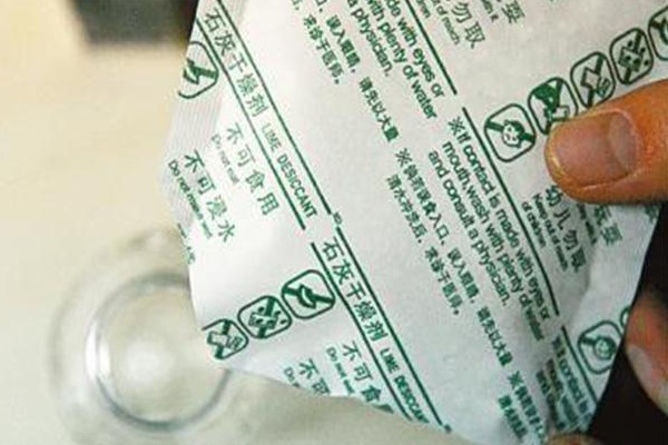 5岁男孩误食“干燥剂”，机智宝妈一招救了孩子，连医生都称赞！
