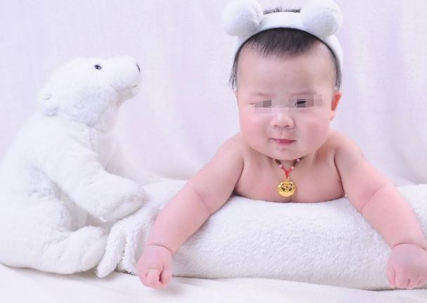 女儿上一天幼儿园，脖子上的小金锁不见了，老师的做法让家长羞愧