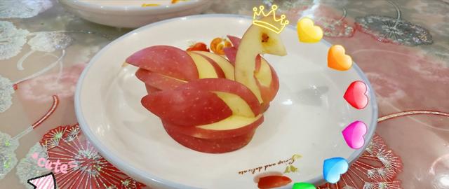 幼儿园要求用蔬果做手工，看到孩子们交上的作业，老师赞不绝口