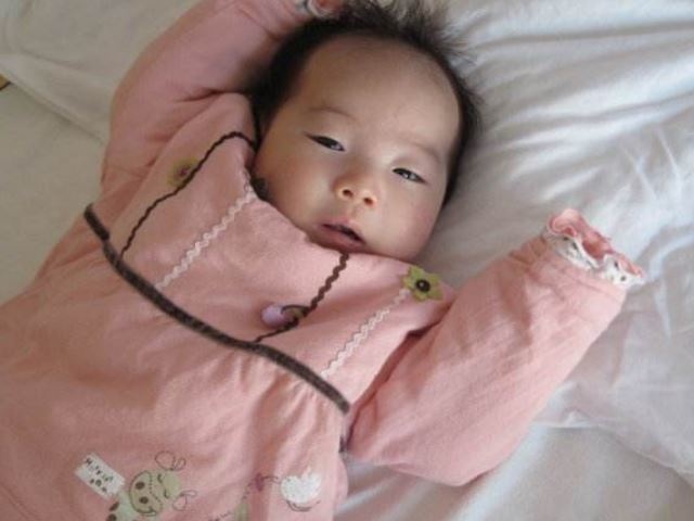 婴儿很喜欢伸懒腰，呀许不是因为长个儿，这3种情况妈妈别忽视！