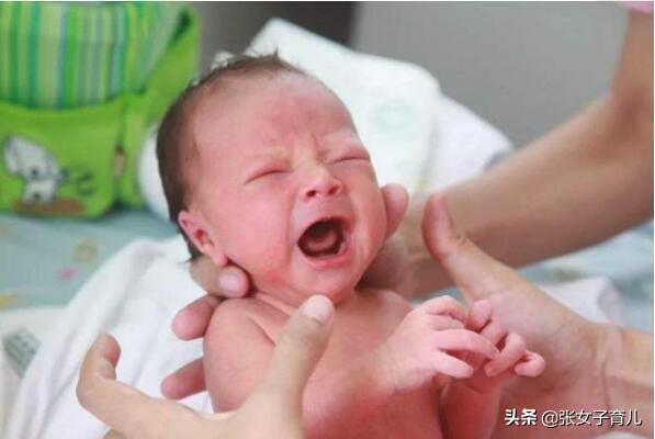 宝宝出生后，第一个抱孩子的人不是这5种，宝宝是有福之人