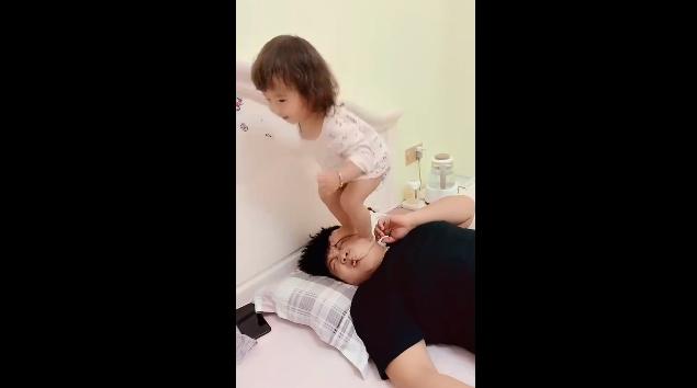 被女儿蹬鼻子上脸虐待的爸爸，一脸生无可恋，谁让女儿是心头肉呢
