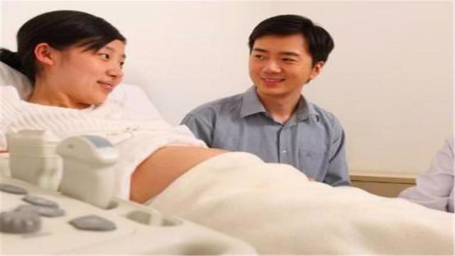 产妇产房内生娃，7岁女儿独自房外等待，孩子的话让护士哽咽