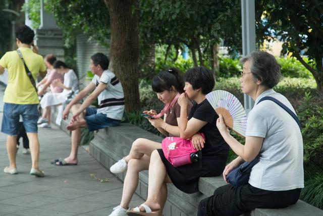 别帮女儿带孩子？三位外婆的忠告，反映了她们的真实处境