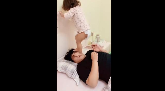 被女儿蹬鼻子上脸虐待的爸爸，一脸生无可恋，谁让女儿是心头肉呢