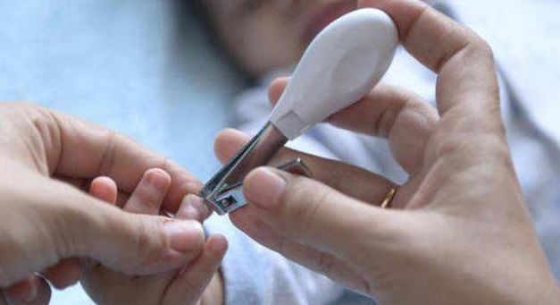 给宝宝剪指甲，若处理不好，会对宝宝造成伤害，需要了解一下
