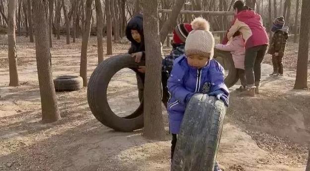 孩子放学回家身上有伤痕，妈妈闹到幼儿园，园长无奈拆掉滑滑梯