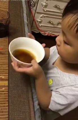 宝宝生病不肯喝药，妈妈想出妙招，网友：挟天子以令诸侯