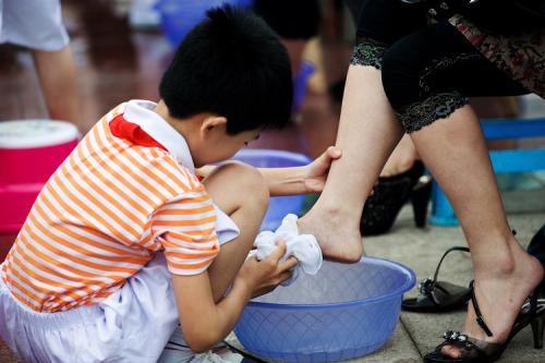 孩子幼儿园放学，从书包中拿出了1块糖，妈妈笑着哭了！