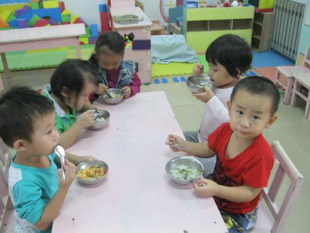 幼儿园老师群发午餐照后秒撤回，被眼尖家长发现猫腻，引群内热议