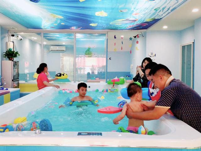 游泳是婴儿最好锻炼方式？家长别再“以讹传讹”，这些方法更安全