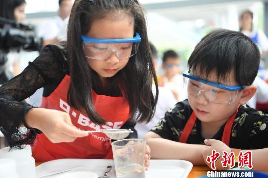 “小小化学家”重庆站启动：倡导健康饮食、塑料分类