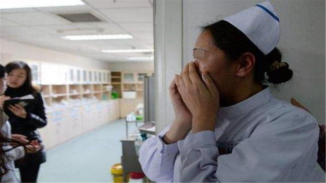 产妇产房内生娃，7岁女儿独自房外等待，孩子的话让护士哽咽