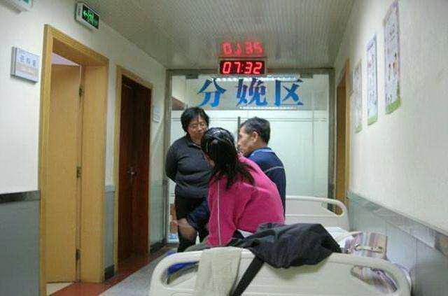 出产房的第一分钟，家人表现决定了宝妈地位，遇上这种真让人羡慕