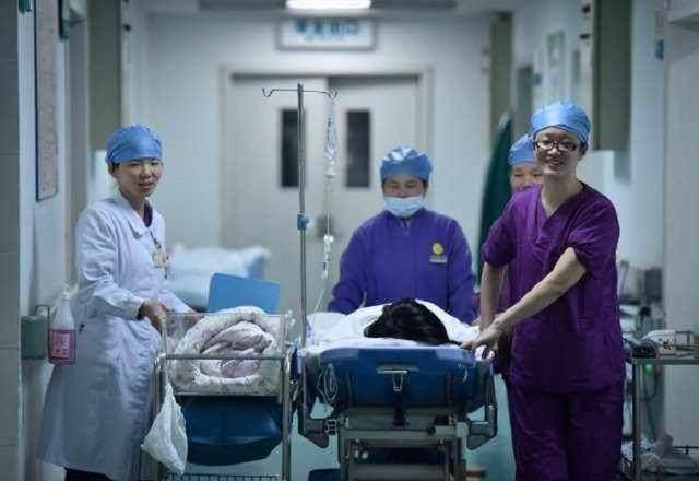 出产房的第一分钟，家人表现决定了宝妈地位，遇上这种真让人羡慕