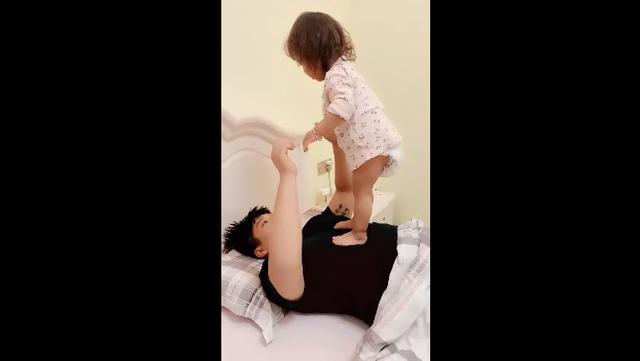被女儿蹬鼻子上脸虐待的爸爸，一脸生无可恋，谁让女儿是心头肉呢