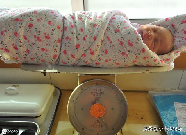 宝宝正常吃奶，为什么会体重下降？除了奶量不足外，还有这些原因