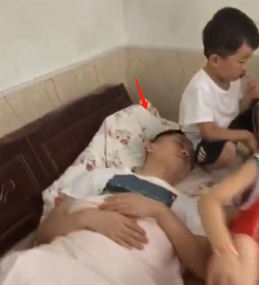 舅舅在家哄孩子睡觉，妈妈回家后看到画面，笑岔气了