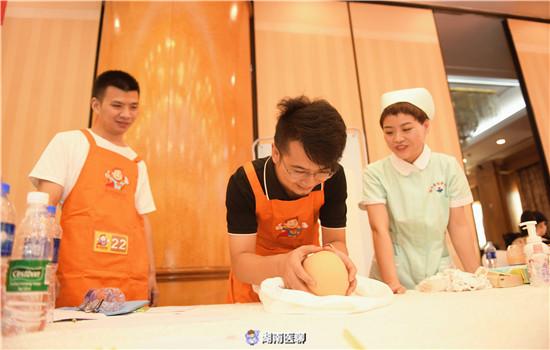 花式宠妻，70名“超级奶爸”学习育儿知识，新生儿应该怎么照顾？