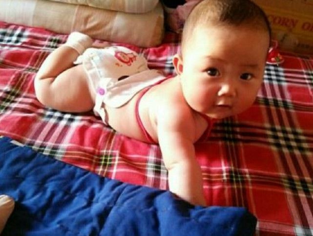 给宝宝穿纸尿裤和给他“把尿”，2岁后有啥不同？早知道早受益！