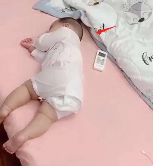 爸爸带孩子睡午觉，一旁的宝宝睡觉姿势，网友笑称：同款爸爸