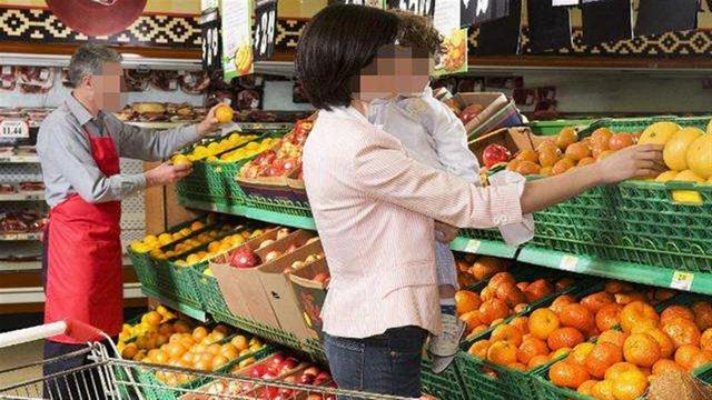 孩子在超市拽了颗樱桃吃，员工大骂&quot;没教养&quot;，妈妈回应让人佩服
