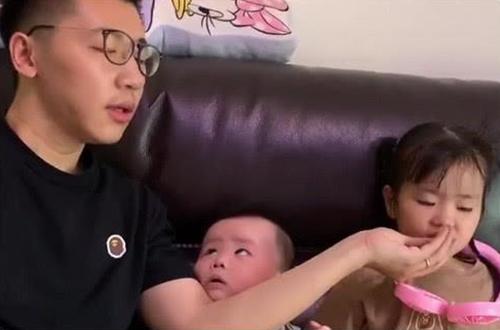“最偏心”奶爸，隔着儿子喂女儿，网友：儿子眼神太有戏，是个假爹