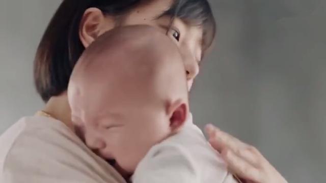 妈妈将心脏移植给他人，当这人抱起宝宝时，竟能感觉到妈妈的心跳