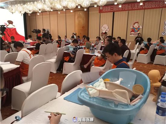 花式宠妻，70名“超级奶爸”学习育儿知识，新生儿应该怎么照顾？