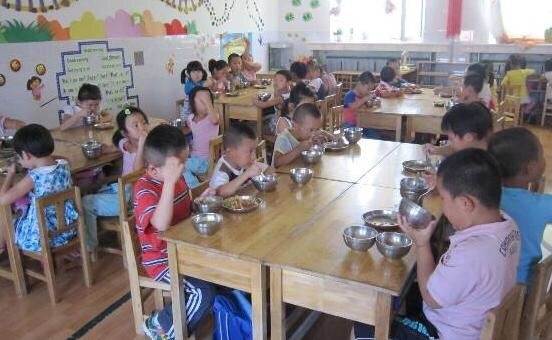 幼儿园因错开紫外线灯，25个孩子被“光照”2天，视力只有0.4了