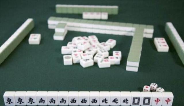奶奶沉迷于麻将，让6岁男童回家取钱，查监控看到孩子被人抱走