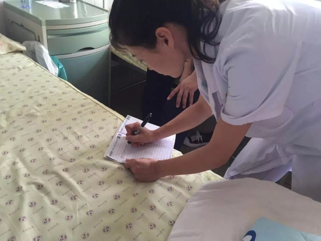 大连一产妇胎盘早剥紧急入院，医护人员却不断给她递小纸条！上面写着