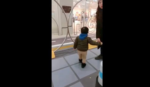 熊孩子商场乱跑，不听妈妈话，看如何被修理，网友：会不会挨揍啊