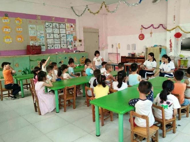 4岁孩子在幼儿园起满身痱子，妈妈要求查看监控，看完老师被辞退