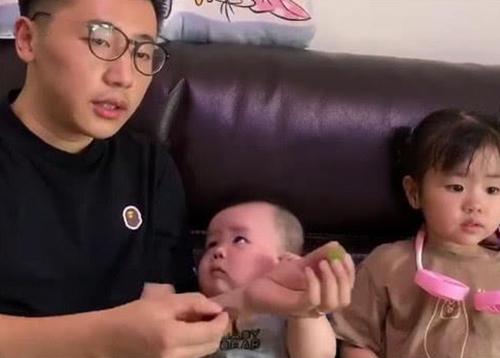 “最偏心”奶爸，隔着儿子喂女儿，网友：儿子眼神太有戏，是个假爹