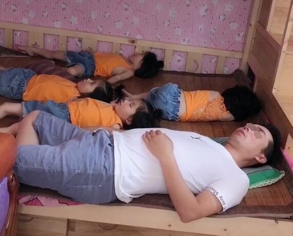 4胞胎女儿同时洗澡，高情商爸爸一招笑翻网友：生活不易自找乐趣