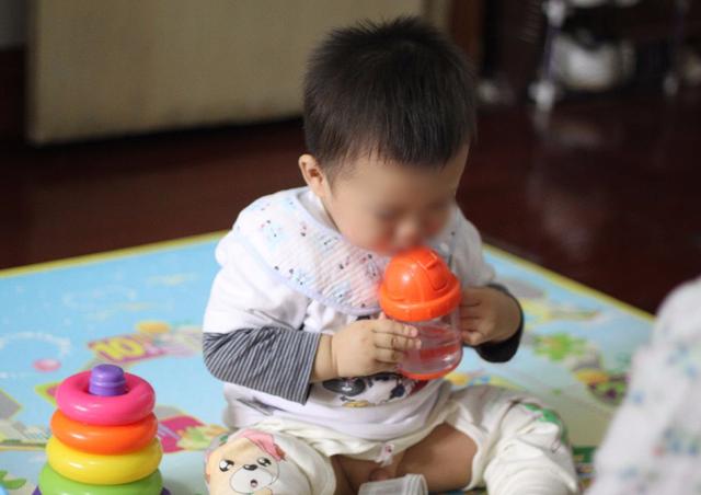 3岁半孩子因喝水进医院，医生提醒：三个时间段不要给孩子喝水
