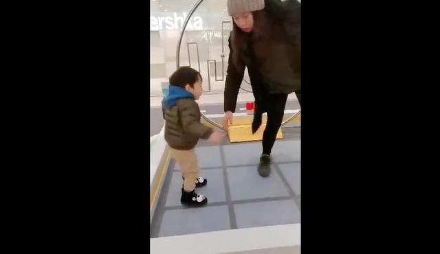 熊孩子商场乱跑，不听妈妈话，看如何被修理，网友：会不会挨揍啊