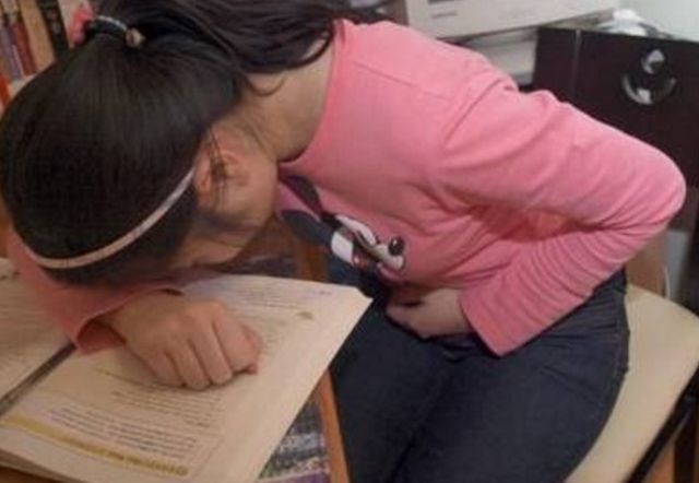 “妈妈，我裤子上有血”，看见女儿来月经，高情商妈妈这样回答