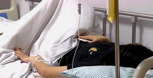 女儿被异物卡住，母亲情急之下做出反应使女儿得救，自己却处险境