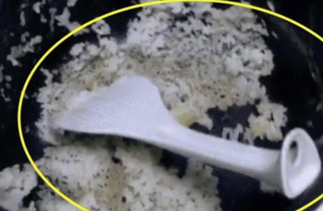 宝妈喂宝宝吃完饭，饭桌上只剩下“残羹”，随后宝妈做法太解气了