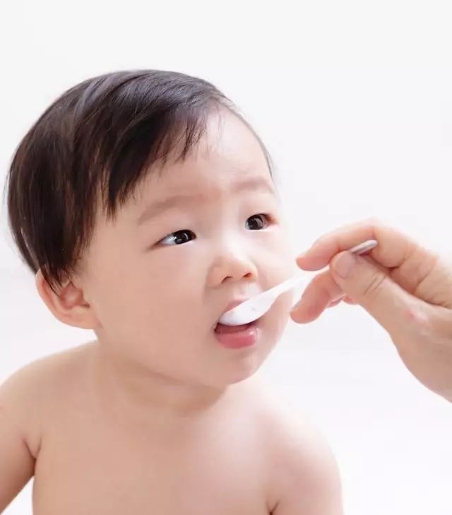 小宝宝吃“大人饭”是孩子有能耐？害了他你都不知道！