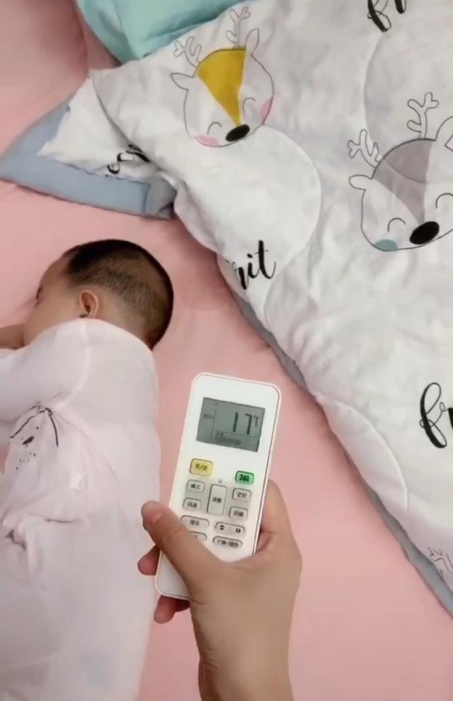 爸爸带孩子睡午觉，一旁的宝宝睡觉姿势，网友笑称：同款爸爸