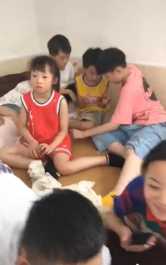 舅舅在家哄孩子睡觉，妈妈回家后看到画面，笑岔气了
