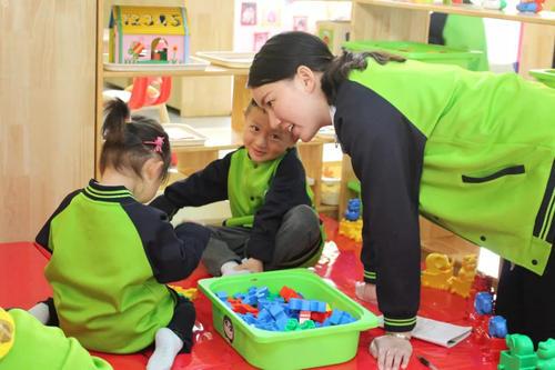 孩子回家总说老师打屁股，妈妈查看监控后，却给幼儿园送锦旗感谢