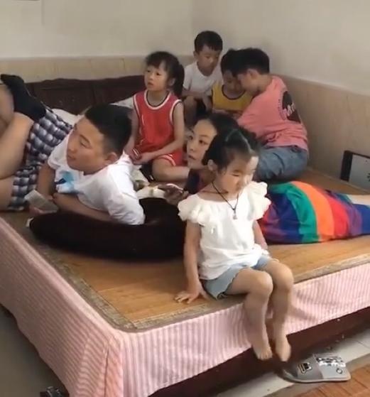 舅舅在家哄孩子睡觉，妈妈回家后看到画面，笑岔气了