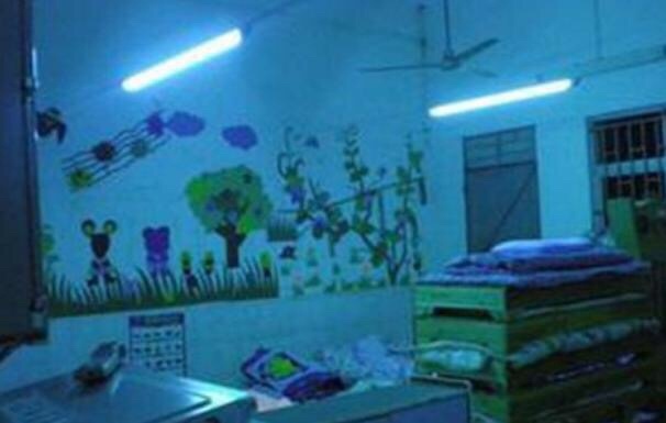 幼儿园因错开紫外线灯，25个孩子被“光照”2天，视力只有0.4了
