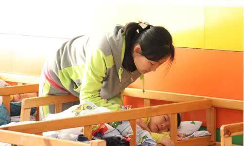 孩子回家总说老师打屁股，妈妈查看监控后，却给幼儿园送锦旗感谢